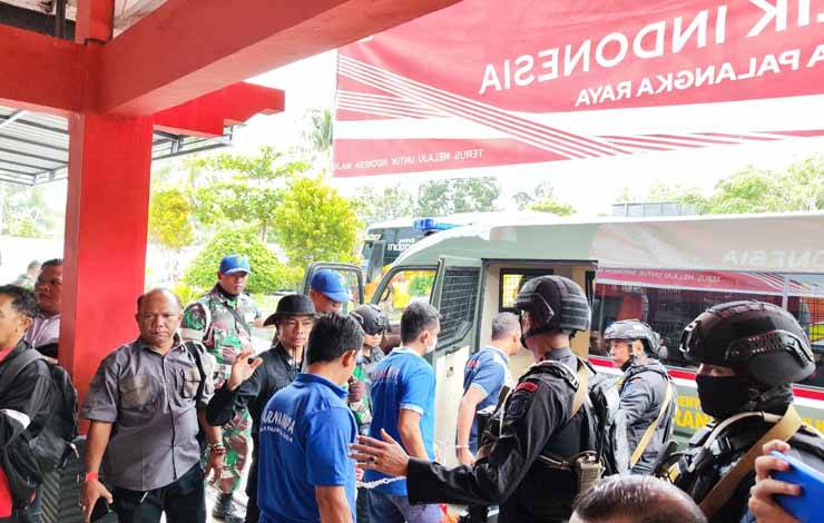 Para WBP saat dipindahkan dari Rutan Palangka Raya ( Foto : IST)