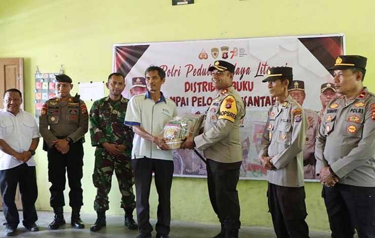 Polres Barito Timur Distribusikan 1.000 Buku Bacaan ke 6 Taman Kanak-kanak dan Sekolah Dasar
