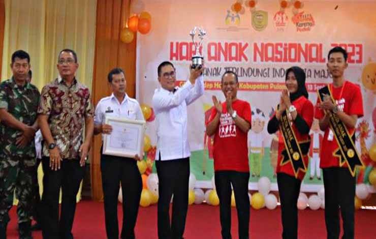 Sekda Pulang Pisau Terima Piala KLA Kategori Madya
