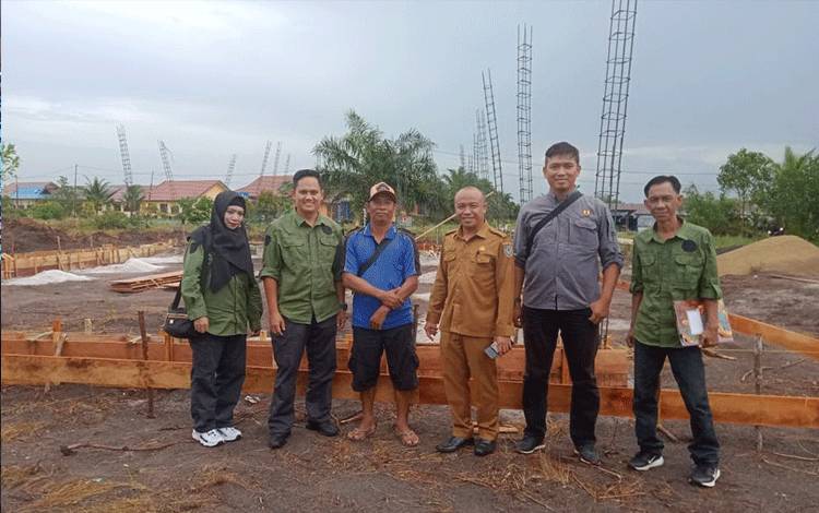 Kepala DLHK Seruyan Tinjau Tempat Pengelolaan Sampah di Kecamatan Hanau