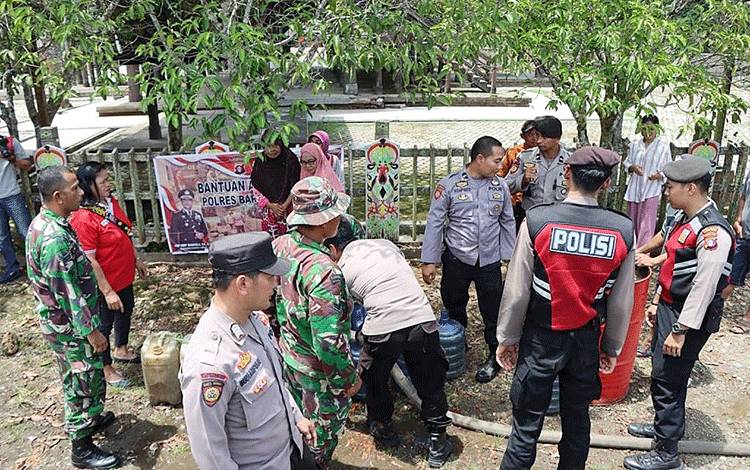 Polres Barito Timur Kembali Kirim Bantuan Air Bersih ke Taniran