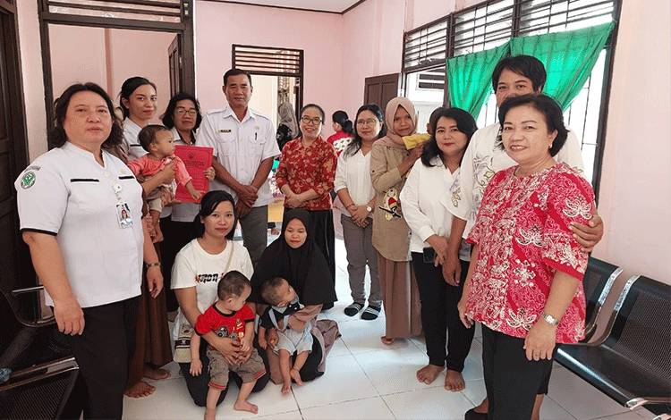 Perkuat Program Orangtua Asuh, DWP Dispusip Kalteng Tinjau Posyandu Cendrawasih
