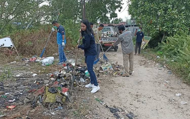 UPTD PST Pungut Sampah Liar demi Jaga Kebersihan Lingkungan