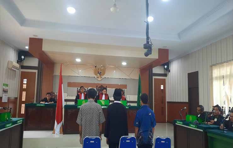 Majelis Hakim Vonis Penjara 5 Bulan, Terdakwa Aleng Cs Kasus Pencurian Sawit