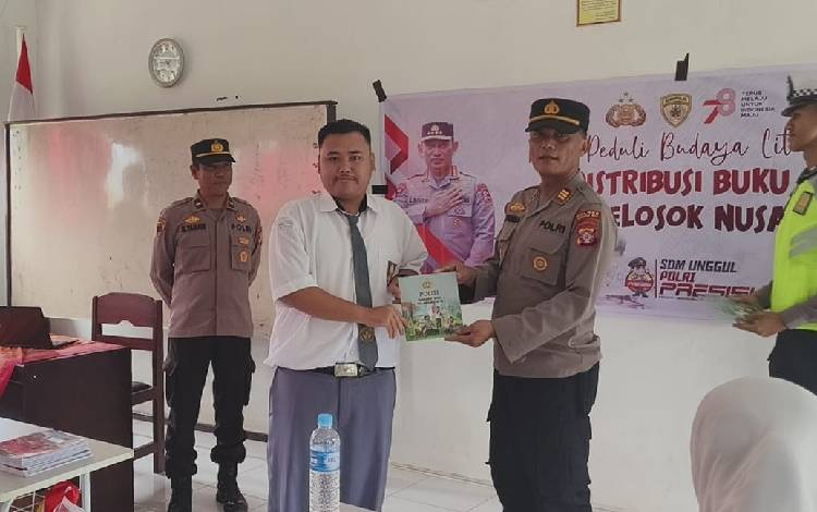 Polres Gunung Mas Sumbangkan Buku ke Sejumlah Sekolah
