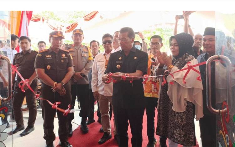 Bupati Murung Raya Perdie M.Yoseph saat menggunting pita sebagai tanda telah diresmikannya Kampus Akademi Kebidanan (Akbid) Murung Raya.
