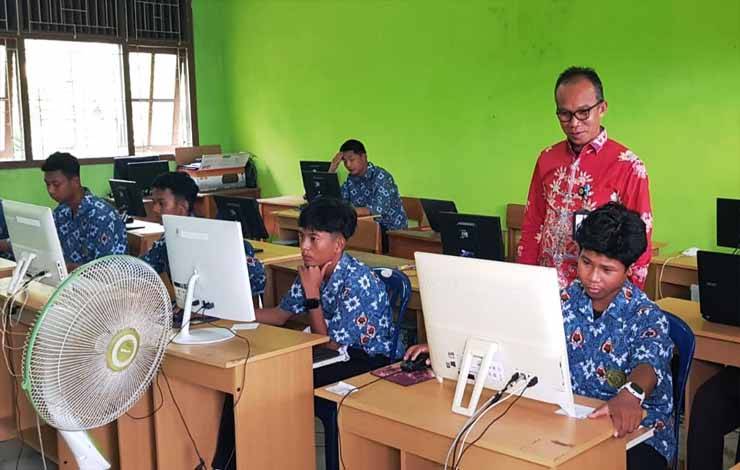 Kepala Kemanag Kabupaten Lamandau Muhidin Arifin memantau pelaksanaan AKMI di MAN Lamandau. (FOTO : HENDI NURFALAH)