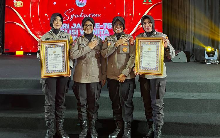 Dua Polwan Polda Kalteng Raih Penghargaan Kapolri Kategori PPA dan Babinkamtibmas