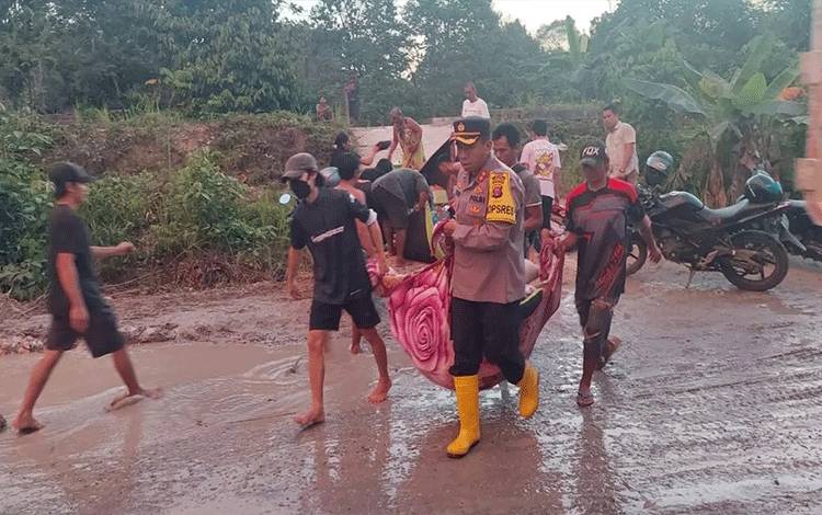 Kapolres Gunung Mas Evakuasi Korban Kebakaran, Berharap Segera Diberi Bantuan