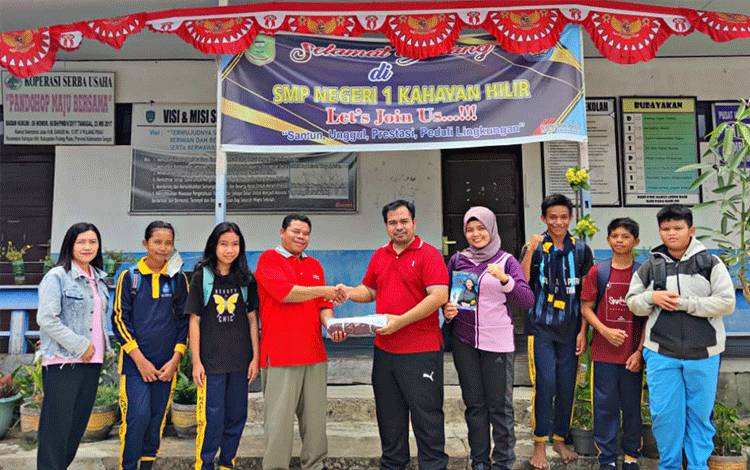Kelurahan Bereng Serahkan Bantuan Alat Olahraga dari Abdul Rasyid Foundation dan Klinik Bisnis