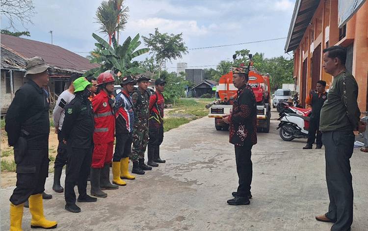 Tak Ada Sumber Air, Tim Satgas Karhutla Kapuas Dikerahkan Disertai Truk Tangki Padamkan Karhutla di Handil Sinjung