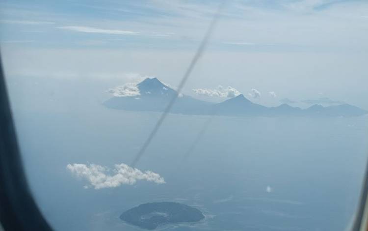 Gunung Karangetang satu-satunya gunung api di Sulut yang berstatus siaga level tiga. ANTARA/Karel A. Polakitan