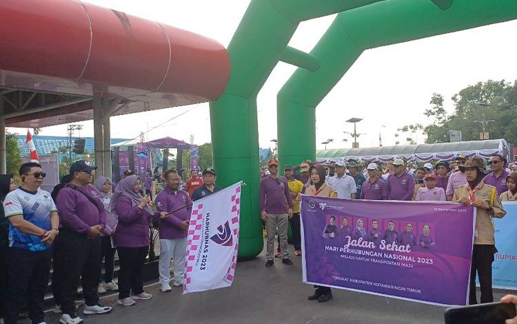 Wakil Bupati Irawati saat melepas peserta jalan sehat di Bandara Haji Asan Sampit, Sabtu, 16 September 2023. (FOTO: DEWIP)