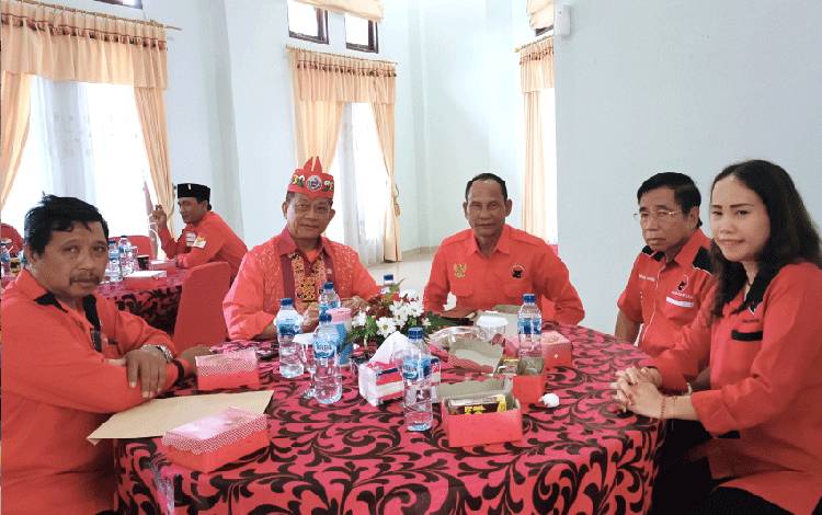 Ketua DPD PDIP Kalteng Arton S Dohong (tengah) bersama dengan Ketua DPC PDIP Gunung Mas Akerman Sahidar dan lainnya, Sabtu, 16 September?2023. (FOTO: RISKA YULYANA)