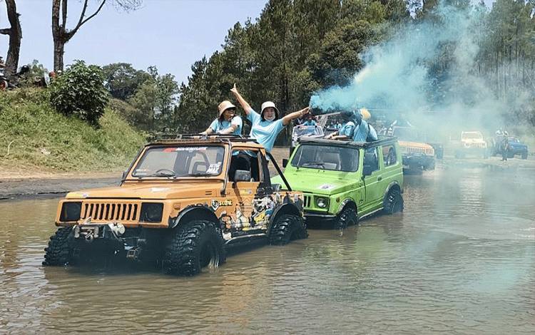 Foto Arsip - Wisatawan memetik buah apel di kawasan wisata di Desa Tulung Rezo, Kecamatan Bumi Aji, Kota Batu, Provinsi Jawa Timur, Selasa (12/9/2023). ANTARA/Dok. Pribadi