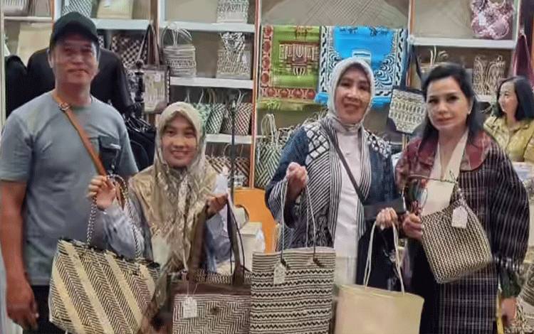Tampilkan Produk Unggulan, PTB Rotan Kapuas Ikuti Pameran Tingkat Nasional