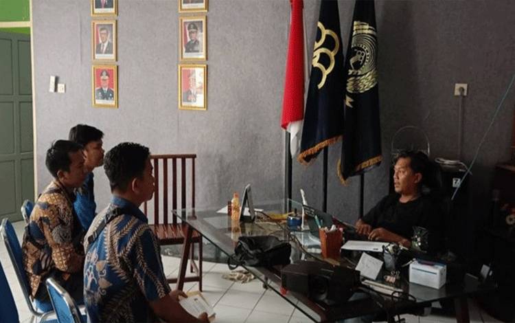 Kepala Rutan Kapuas, Toni Aji Priyanto saat berikan arahan kepada personelnya usai laksanakan tugas BKO. (FOTO: IST)