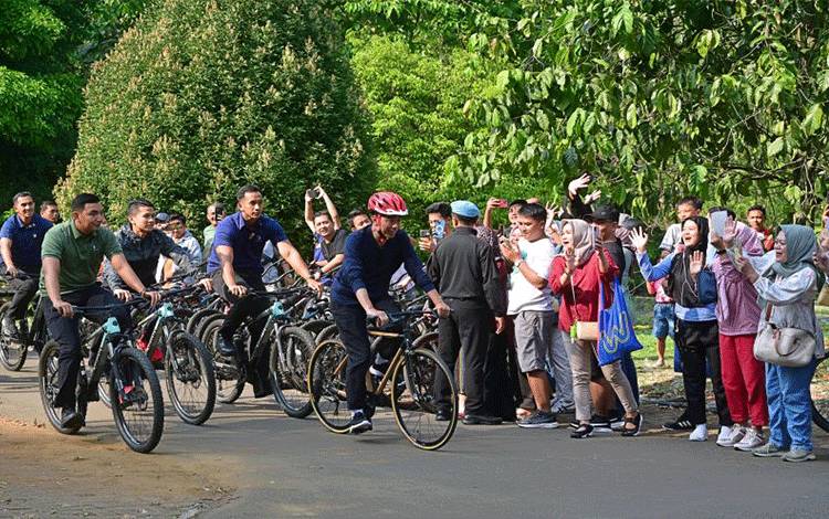 Presiden Jokowi Sapa Warga di Kebun Raya Bogor Saat Bersepeda