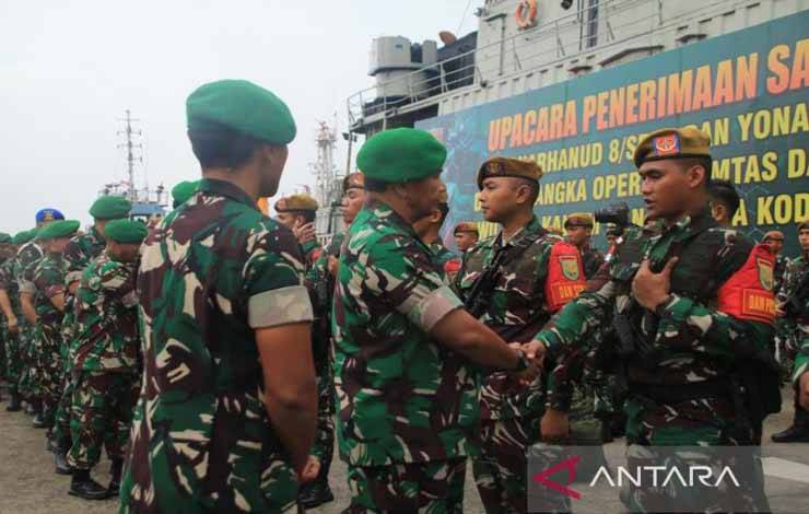 Irdam VI/Mlw Brigjen TNI Fahrizal Harris menyapa prajurit Batalyon Arhanud 8/Sriti dan Batalyon Arhanud 12/Satria Bhuana Prakasa yang tiba di Pelabuhan Semayang untuk segera berangkat ke perbatasan di Nunukan dan Mahakam Ulu. (ANTARA/HO-Pendam VI/Mlw)