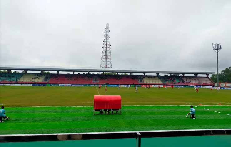 Hujan Tidak Menyurutkan Semangat Suporter Kalteng Putra