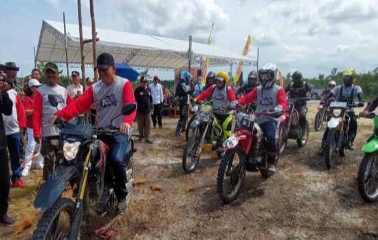 Sekda Kapuas, Septedy saat hadiri dan ikuti Adventrul Trail di Pujon, Kecamatan Kapuas Tengah. (FOTO: IST)
