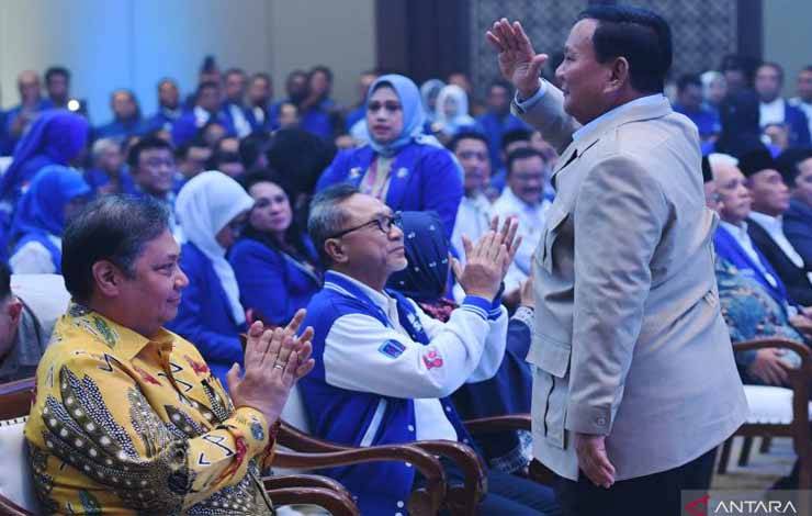 Ilustrasi - Ketua Umum Partai Amanat Nasional (PAN) Zulkifli Hasan (tengah) bersama Ketua Umum Partai Gerindra Prabowo Subianto (kanan) dan Ketua Umum Partai Golkar Airlangga Hartarto (kiri) menghadiri perayaan HUT ke-25 PAN di Jakarta, Senin (28/8/2023). Peraayaan HUT tersebut diisi dengan bimbingan teknis bagi calon anggota legislatif PAN se-Indonesia. ANTARA FOTO/Hafidz Mubarak A/hp.