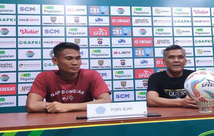 Pelatih PSBS Biak, Hendri Susilo bersama Pemain, Muhammad Hamzali saat konferensi pers usai laga di Stadion Tuah Pahoe, Minggu, 17 September 2023. (FOTO: HERMAWAN)