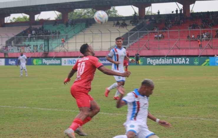 Pemain Kalteng Putra, Osas Saha berusaha mengamankan bola saat laga melawan PSBS Biak di Stadion Tuah Pahoe, Minggu, 17 September 2023. (FOTO: HAFIS)