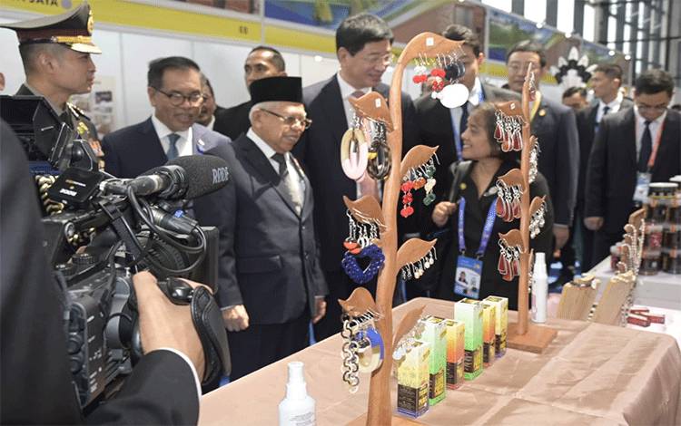 Rombongan saat menerima kunjungan Perdana Menteri Tiongkok Li Qiang di Paviliun Kalimantan Tengah pada pameran China Asean Expo 2023 di Gedung International Convention Center (ICC), di Kota Nanning. (FOTO: DISBUDPAR KALTENG)