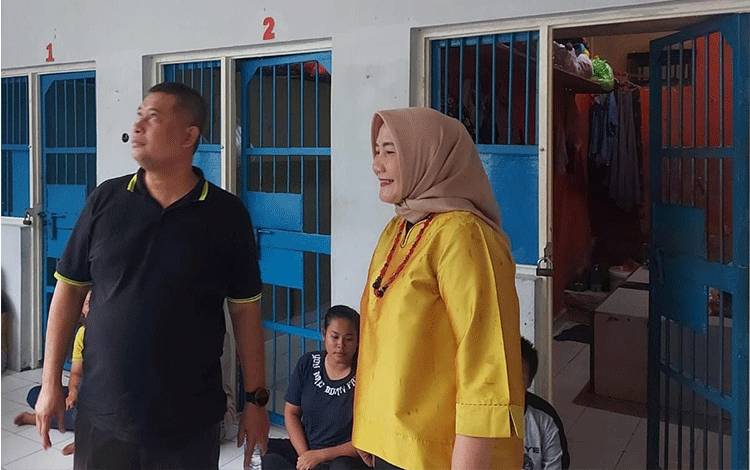 Kakanwil Kemenkumham Provinsi Kalteng Hendra Ekaputra didampingi Kalapas Perempuan Kelas IIA Palangka Raya Sri Astiana saat meninjau blok hunian WBP (Foto : Lapas Perempuan Kelas IIA Palangka Raya)