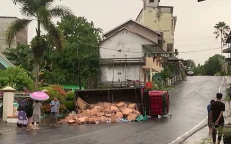 Truk Muat Susu Tak Kuat Nanjak, Akibatnya Jadi Begini