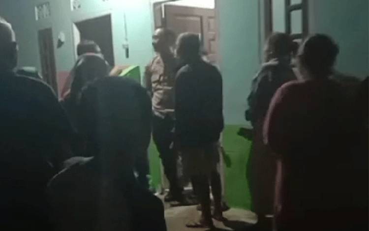 Perempuan di Sampit Gerebek Suaminya yang Diduga Selingkuh di Barak