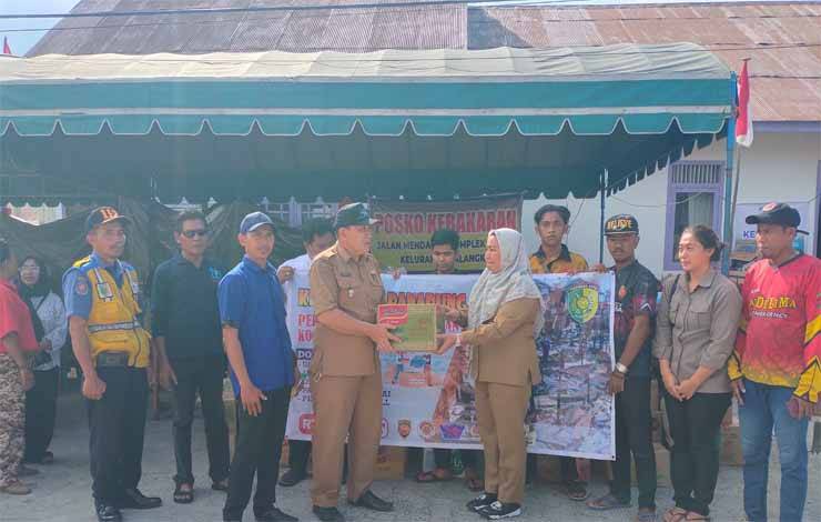 Lurah Panarung Serahkan Bantuan Untuk Korban Kebakaran di Mendawai