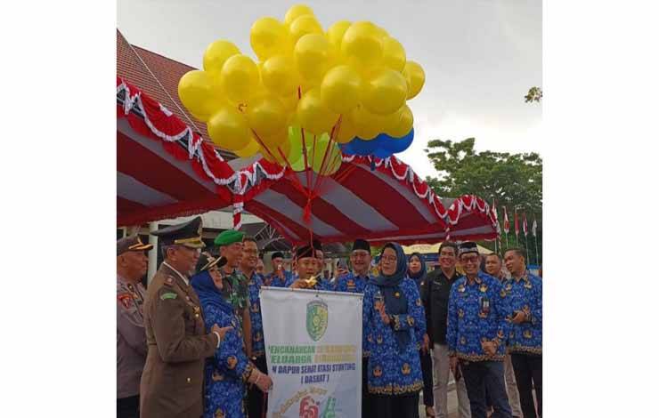 Pelepasan balon pencanangan 12 kampung keluar berkualitas oleh Wali Kota Palangka Raya Fairid Naparin. (FOTO: HENDRI)