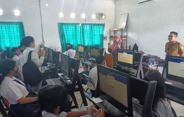 Kepala Bidang Pembinaan SMP Disdik Kota Palangka Raya Aswani saat meninjau kegiatan ANBK di SMPN 6 Palangka Raya (Foto : Pathur)