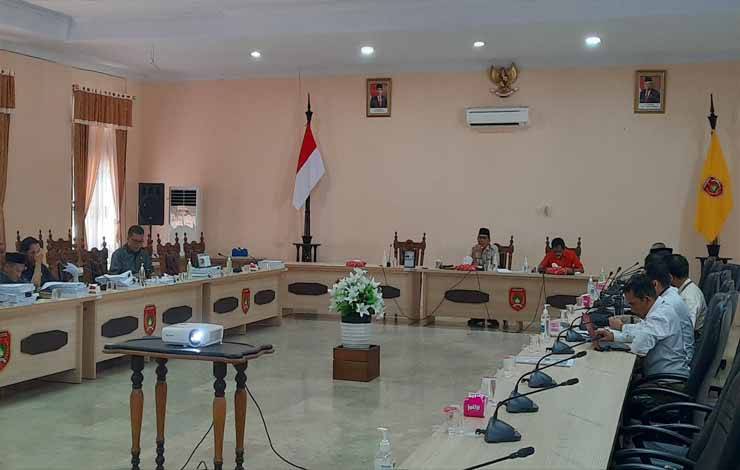 Wakil Ketua II DPRD Kobar Bambang Suherman saat memimpin rapat kerja DPRD Kobar bersama BPR Marunting Sejahtera. (Foto : DANANG)