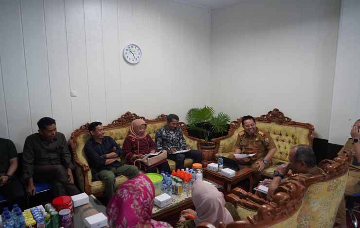 Asisten Pemkesra Kaspinor saat menerima Kunker Komisi I DPRD Batola. (FOTO:ALDO/ABDAN)