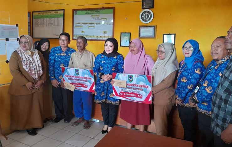 Wakil Bupati Seruyan Serahkan Santunan Korban Kebakaran di Sungai Undang