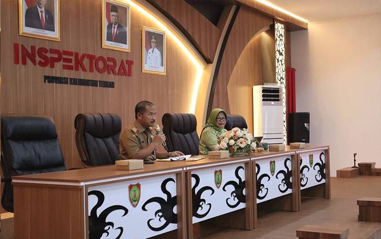 Inspektur Kalteng, Saring saat membuka acara Entry Meeting Telaah Sejawat Eksternal Tahun 2023, di Aula Inspektorat Provinsi Kalteng, Senin, 18 September 2023. (FOTO: CHNDR/INSPEKTORAT KALTENG)