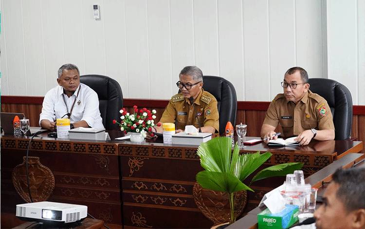 Auditor Ahli Utama Inspektorat Provinsi Kalteng Sapto Nugroho saat pimpin exit meeting pemeriksaan pendahuluan kinerja atas pengelolaan mandatory spending dan penerimaan daerah. (FOTO: MARIO)