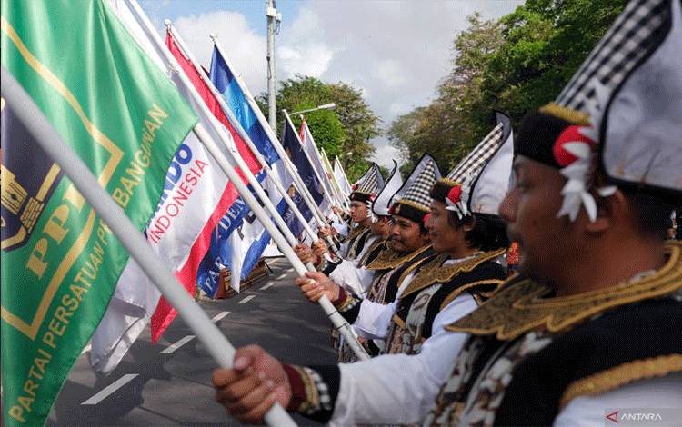 Sejumlah penari membawa bendera partai politik saat Kirab Pemilu Tahun 2024 Kota Denpasar, Bali, Minggu (6/8/2023). ANTARA FOTO/Nyoman Hendra Wibowo/YU