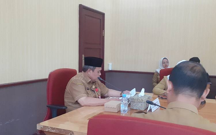 Plh Sekda Kobar Juni Gultom saat memimpin rapat persiapan HUT ke-64 Kabupaten Kobar, Selasa, 19 September 2023. (FOTO: NURITA)?