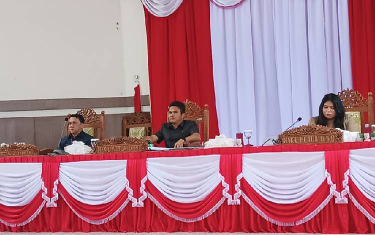 Wakil Ketua I DPRD Gunung Mas Pimpin Rapat Paripurna