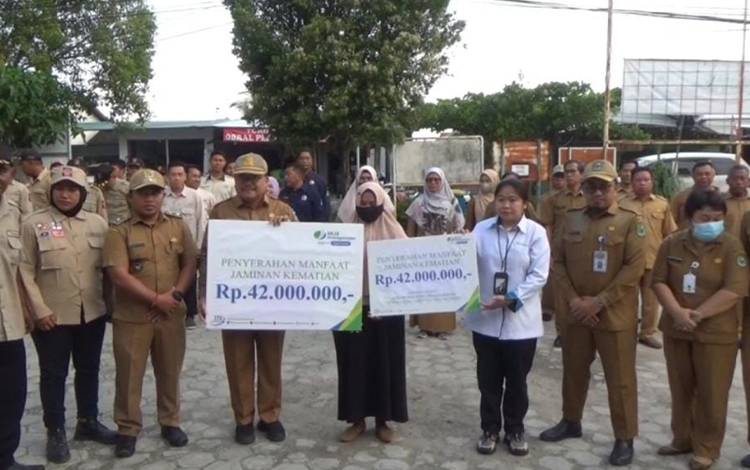 Dinsos Kapuas Serahkan Santunan Jaminan Kematian BPJS Bagi Ahli Waris Anggota Tagana