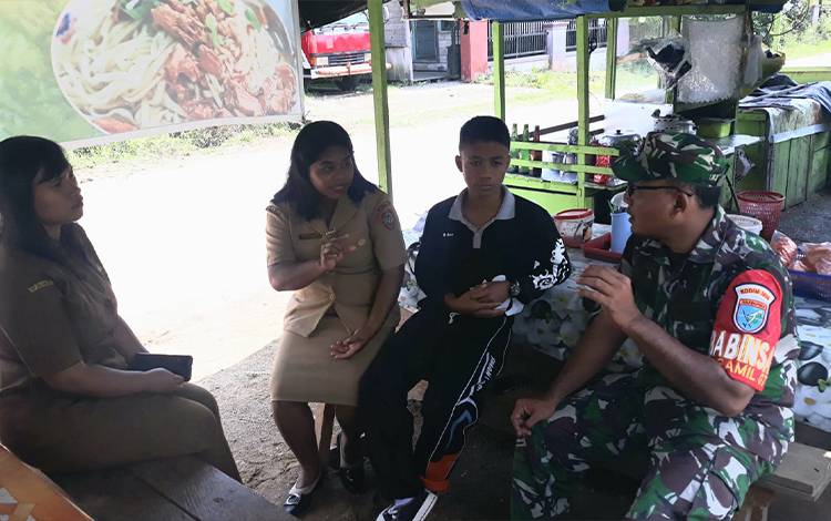 Koptu Agung Setiawan Berbagi Teknik Videografi ke Guru dan Siswa SMAN 1 Tewah?