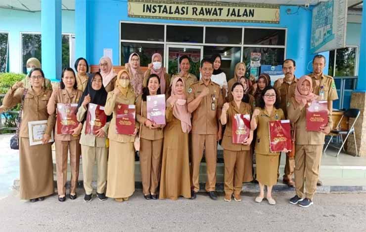 Pegawai RSUD Kapuas Terima Penghargaan Satyalencana Karya Satya dan Nakes Teladan, Ini Harapan Direktur