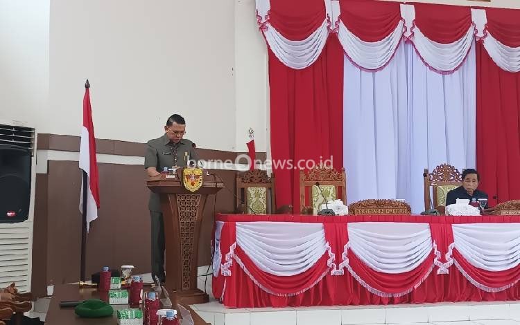 Pj Sekda Gunung Mas Richard saat membacakan nota keuangan tentang rancangan perubahan APBD 2023 pada rapat paripurna, Senin, 18 September 2023. (FOTO: RISKA YULYANA)