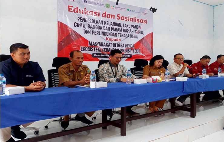 Edukasi dan sosialisasi Program Desa Ekosistem Keuangan Inklusif atau EKI kepada Masyarakat dan Perangkat Desa Henda Kabupaten Pulang Pisau.(FOTO: Dokumentasi OJK Provinsi Kalteng)