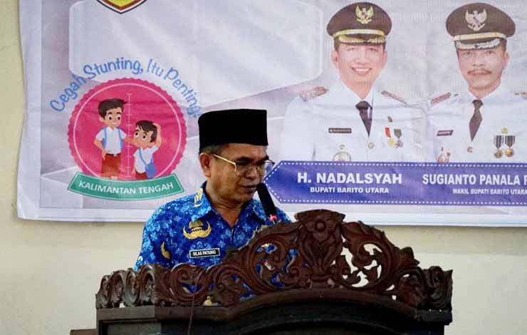 Kepala Disdalduk KBP3A Barito Utara, Silas Patiung saat menyampaikan laporan pada kegiatan rembuk stunting.(foto: Dhani)