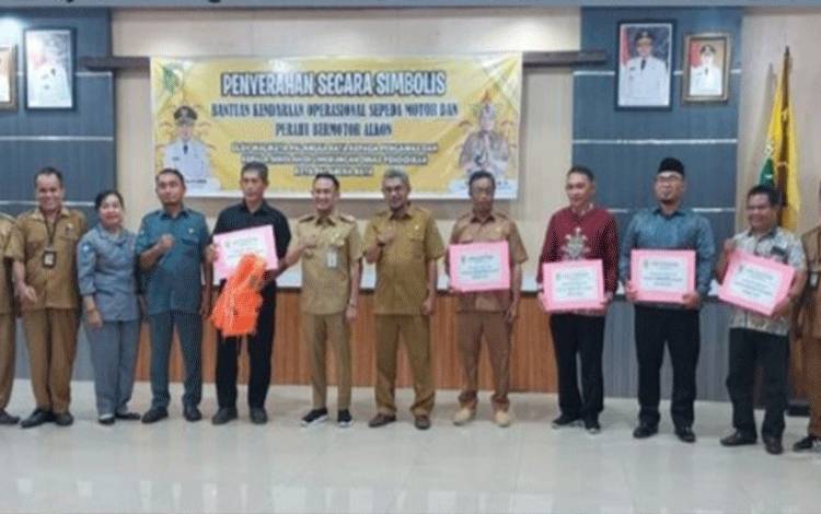 Guru Daerah Pinggiran Palangka Raya Dapat Bantuan Motor dan Kelotok